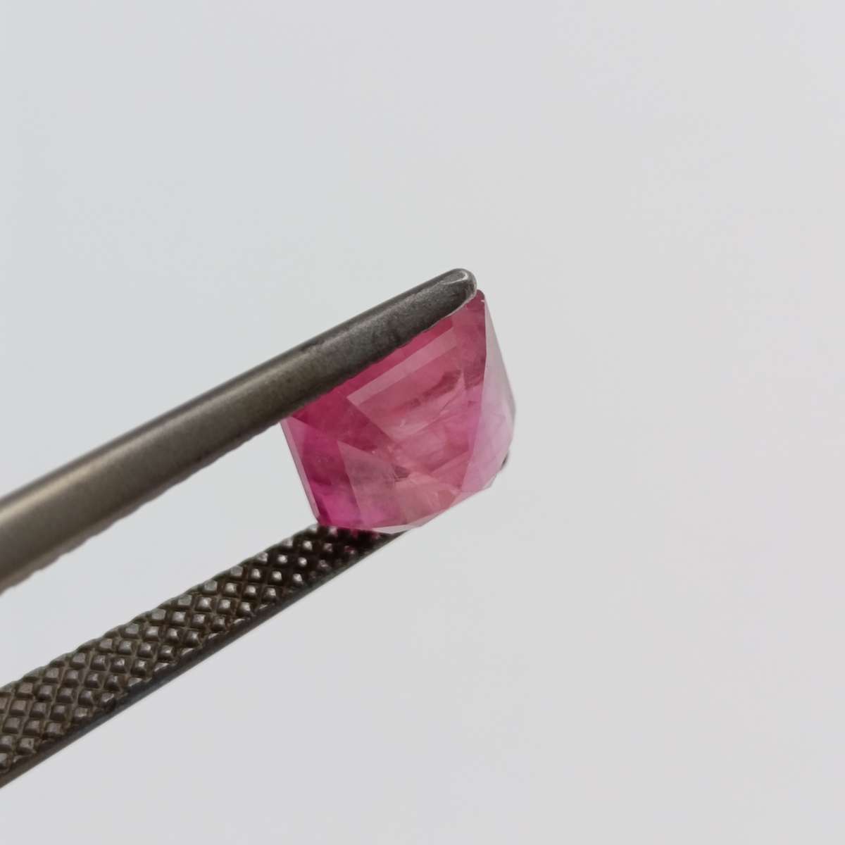 Fracture filled Ruby square emerald cut - 2,34 carat with Gemlab certificate