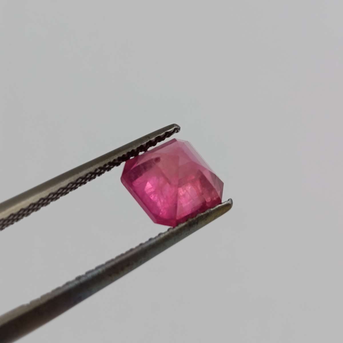 Fracture filled Ruby square emerald cut - 2,34 carat with Gemlab certificate