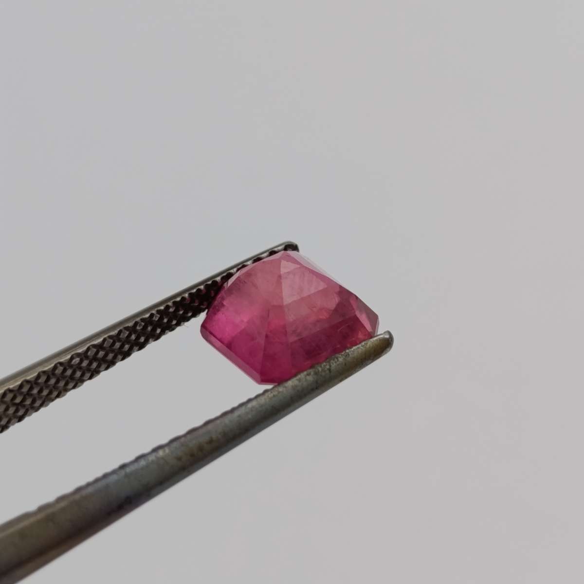 Fracture filled Ruby square emerald cut - 2,34 carat with Gemlab certificate