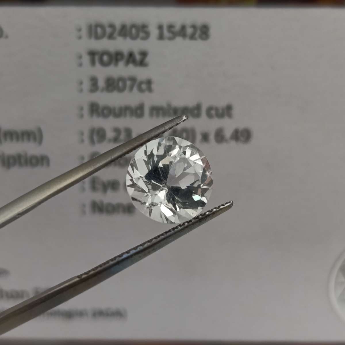 Colourless Topaz of 3.8 carat Round mixed cut with Gemlab certificate