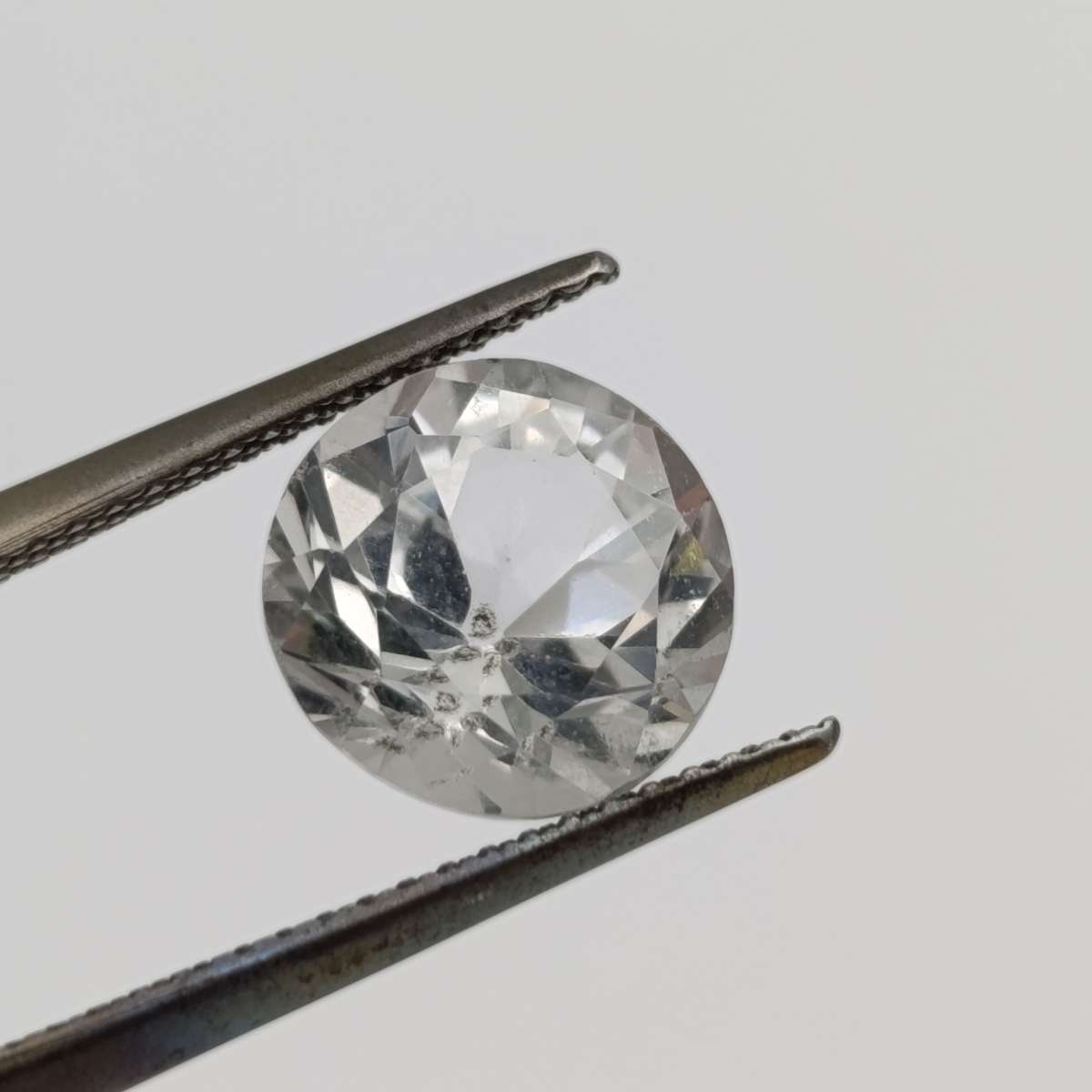 Colourless Topaz of 3.8 carat Round mixed cut with Gemlab certificate
