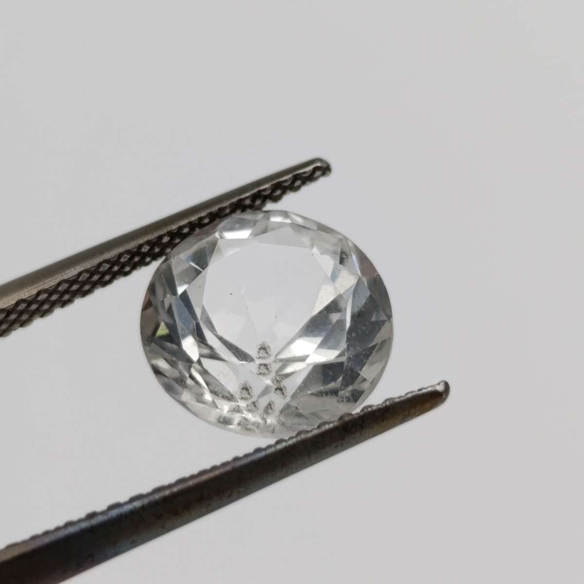 Colourless Topaz of 3.8 carat Round mixed cut with Gemlab certificate