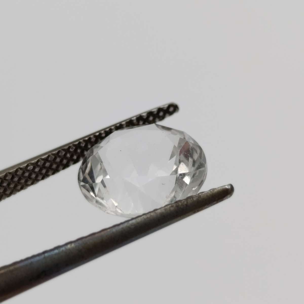 Colourless Topaz of 3.8 carat Round mixed cut with Gemlab certificate