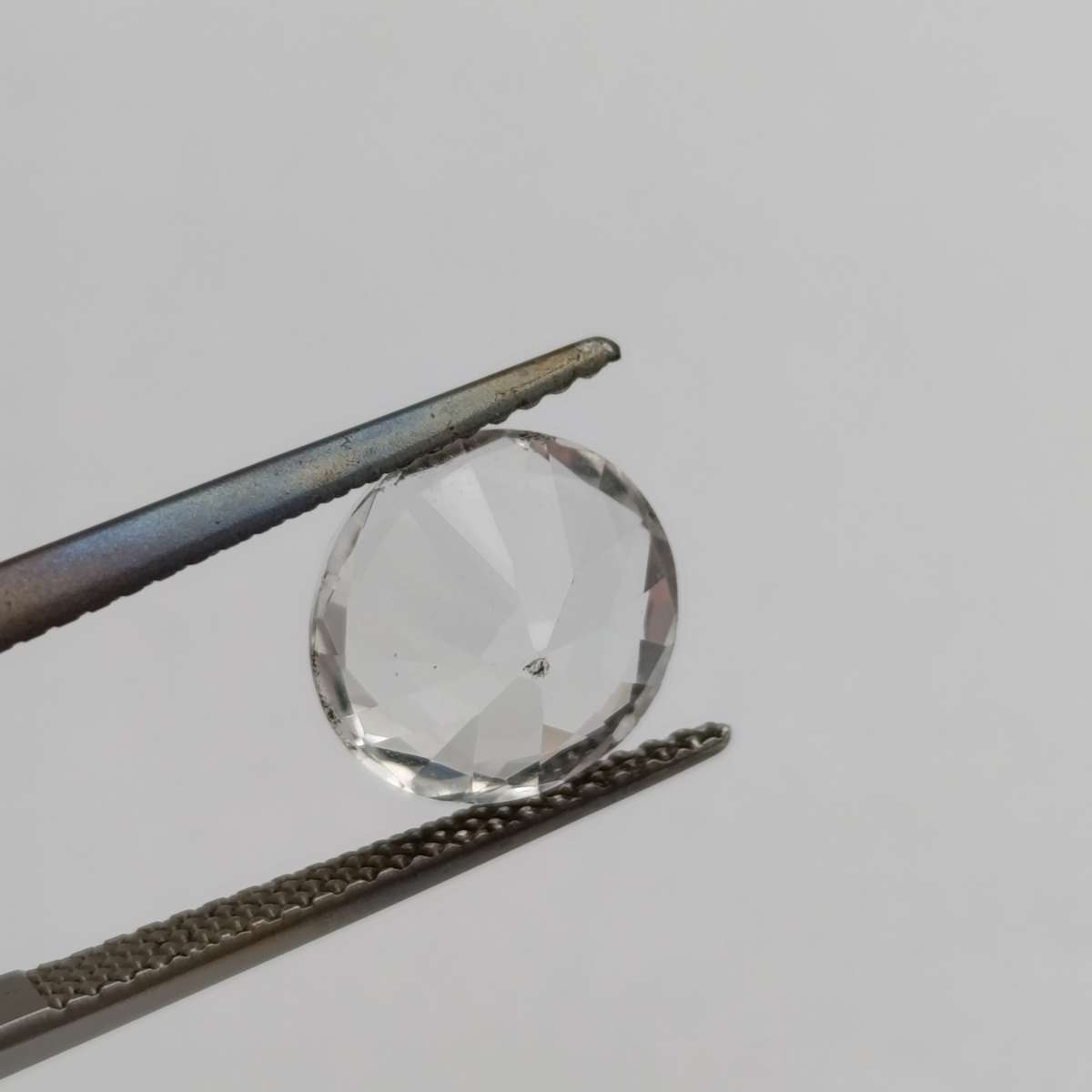 Colourless Topaz of 3.8 carat Round mixed cut with Gemlab certificate