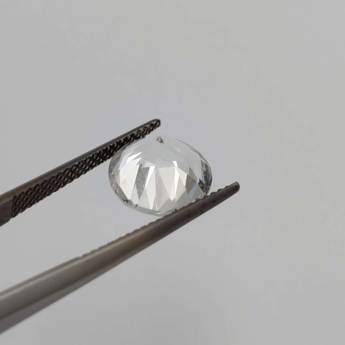 Colourless Topaz of 3.8 carat Round mixed cut with Gemlab certificate