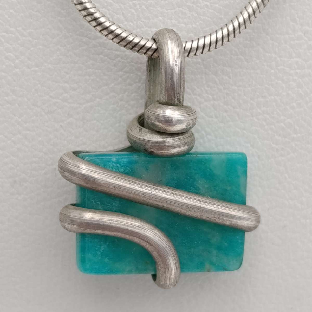 Sterling silver necklace with piece of green jade 9,9 gram