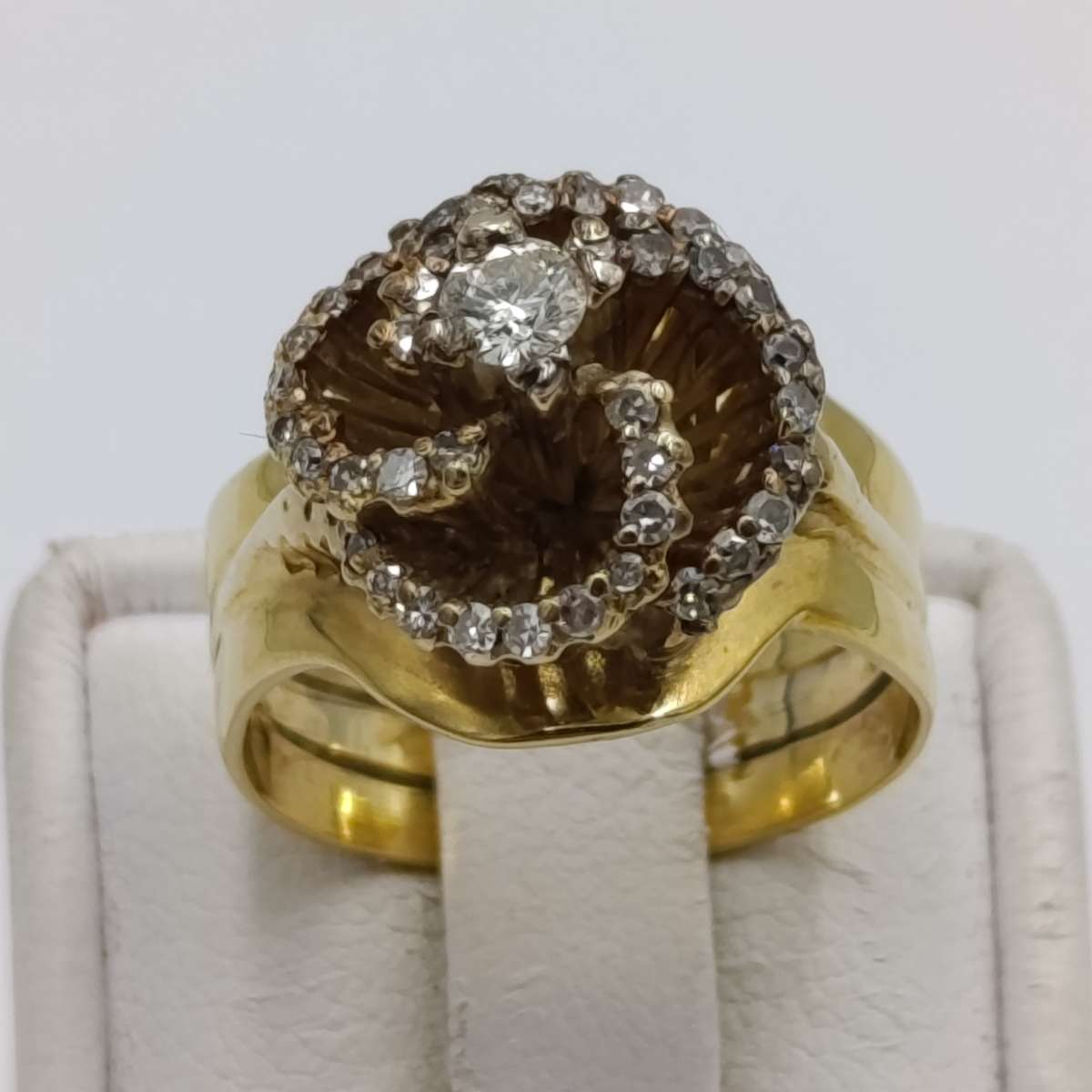 18kt Yellow Gold diamond ring with 0.20kt diamond surrounded by 40 small diamonds - weighs 8.4g