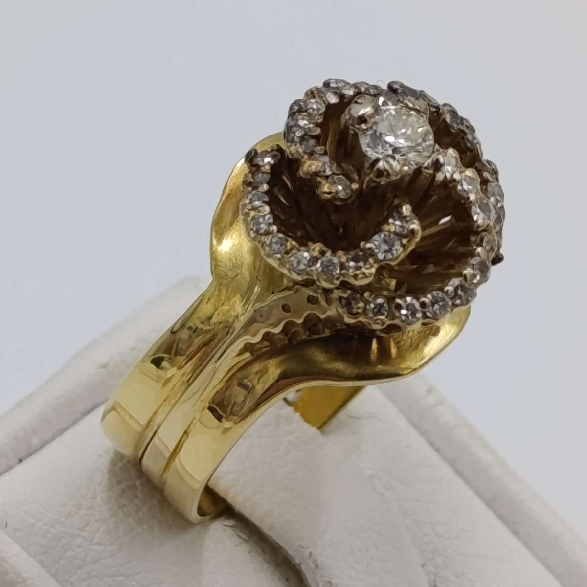 18kt Yellow Gold diamond ring with 0.20kt diamond surrounded by 40 small diamonds - weighs 8.4g