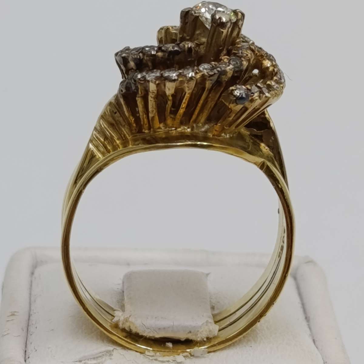18kt Yellow Gold diamond ring with 0.20kt diamond surrounded by 40 small diamonds - weighs 8.4g