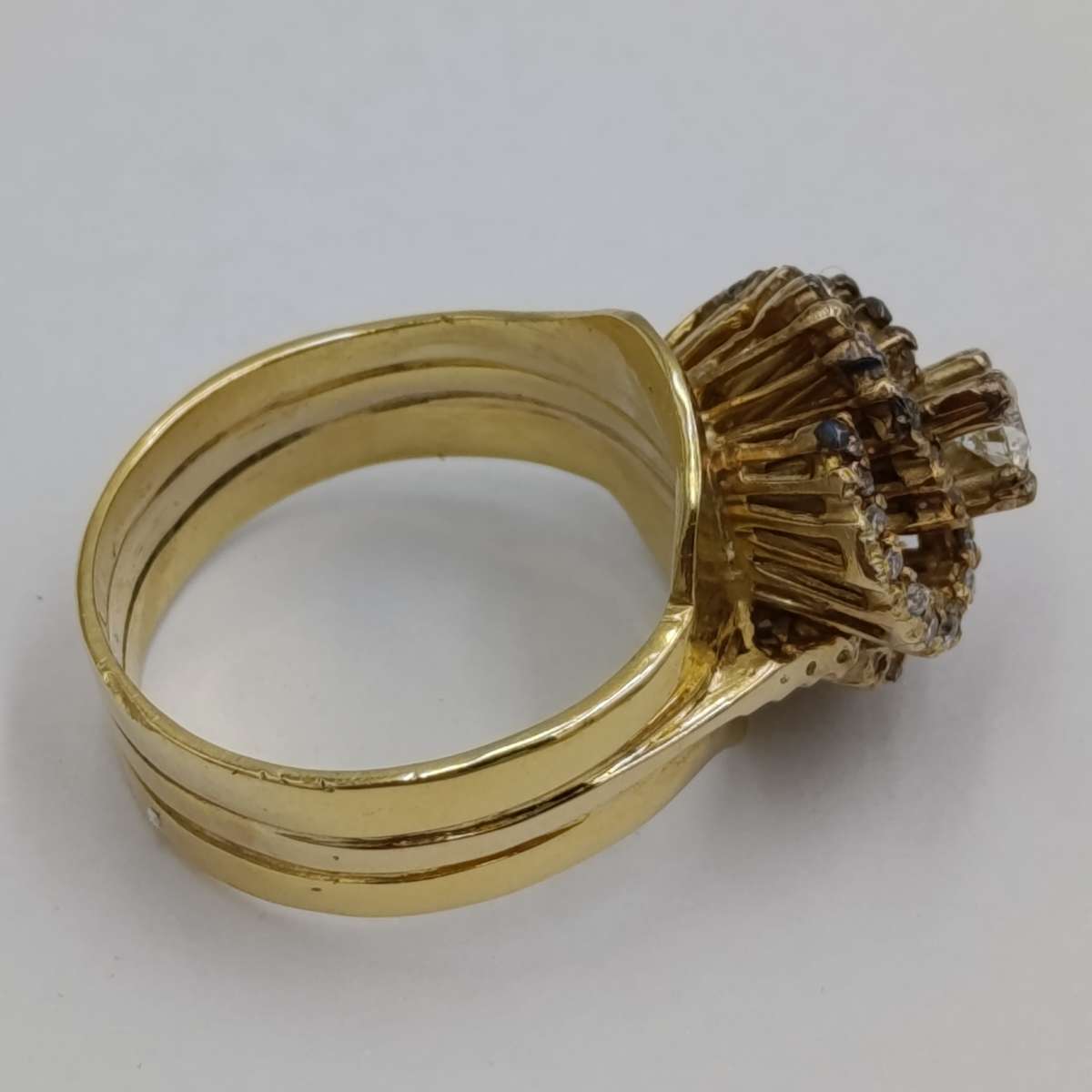 18kt Yellow Gold diamond ring with 0.20kt diamond surrounded by 40 small diamonds - weighs 8.4g