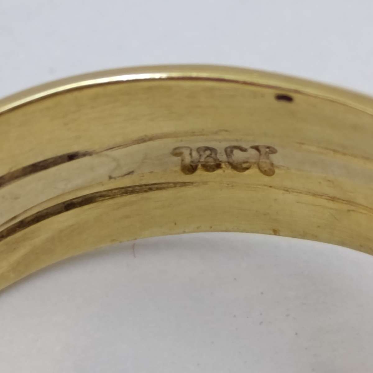 18kt Yellow Gold diamond ring with 0.20kt diamond surrounded by 40 small diamonds - weighs 8.4g