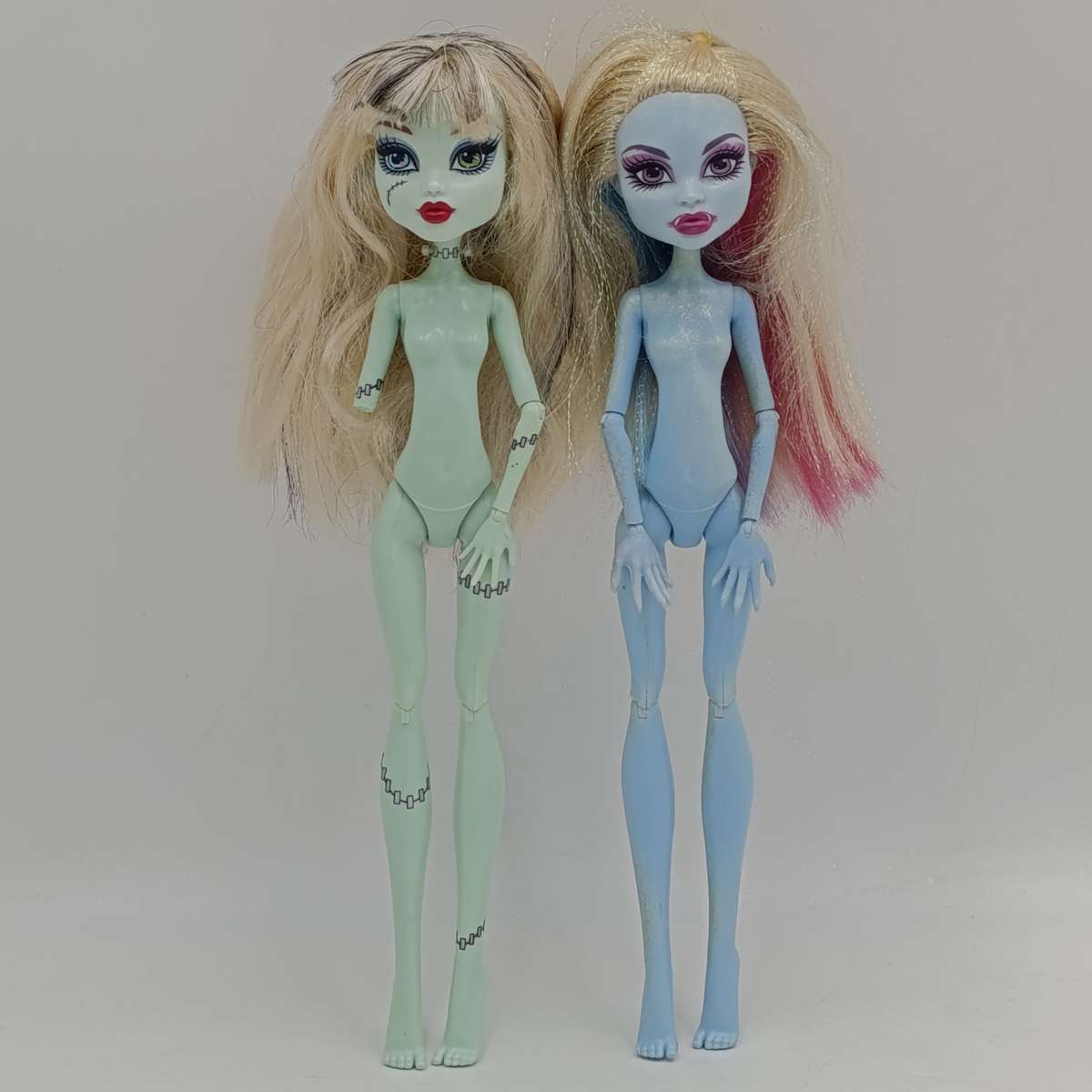 Two Monster High dolls - One doll free (No arm)