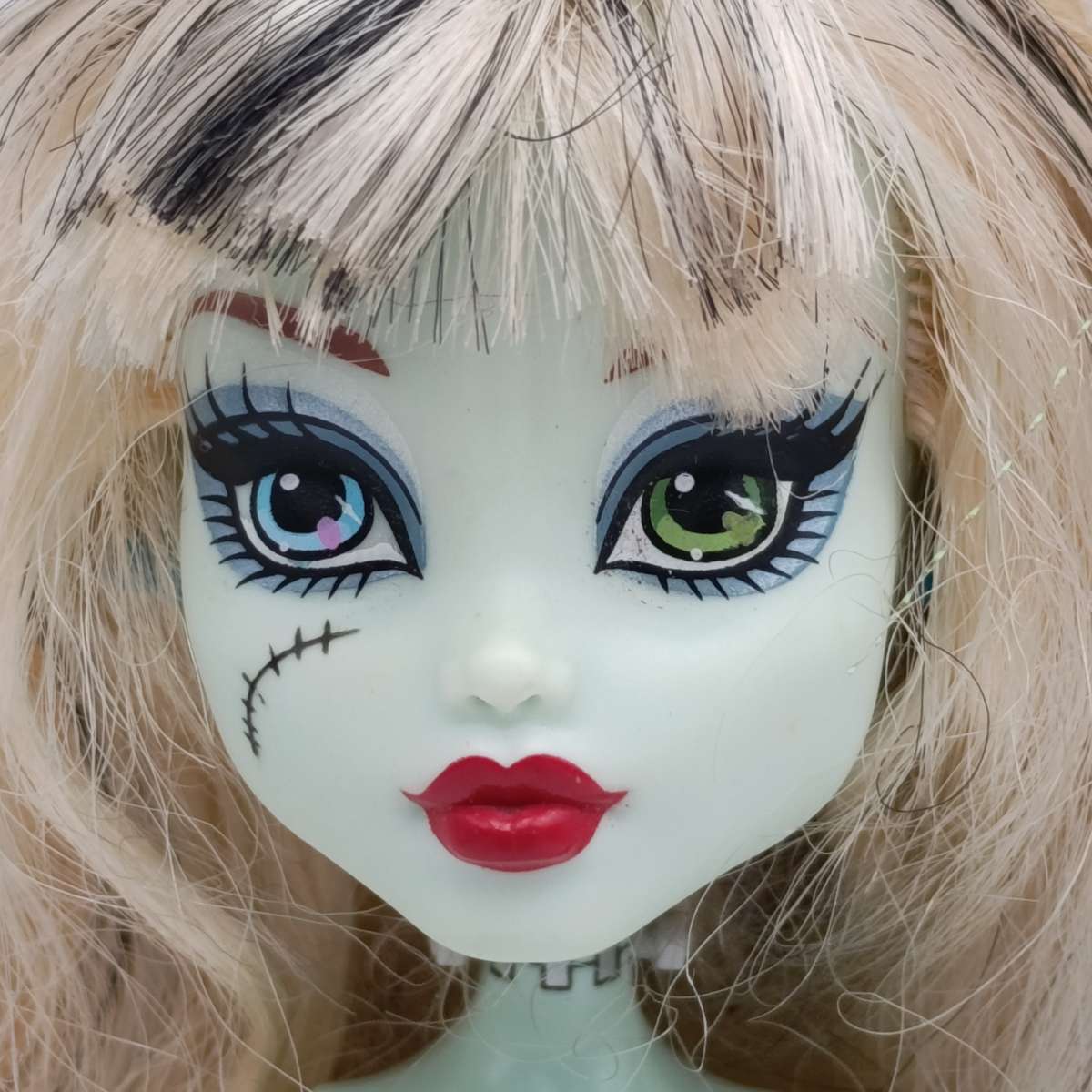 Two Monster High dolls - One doll free (No arm)