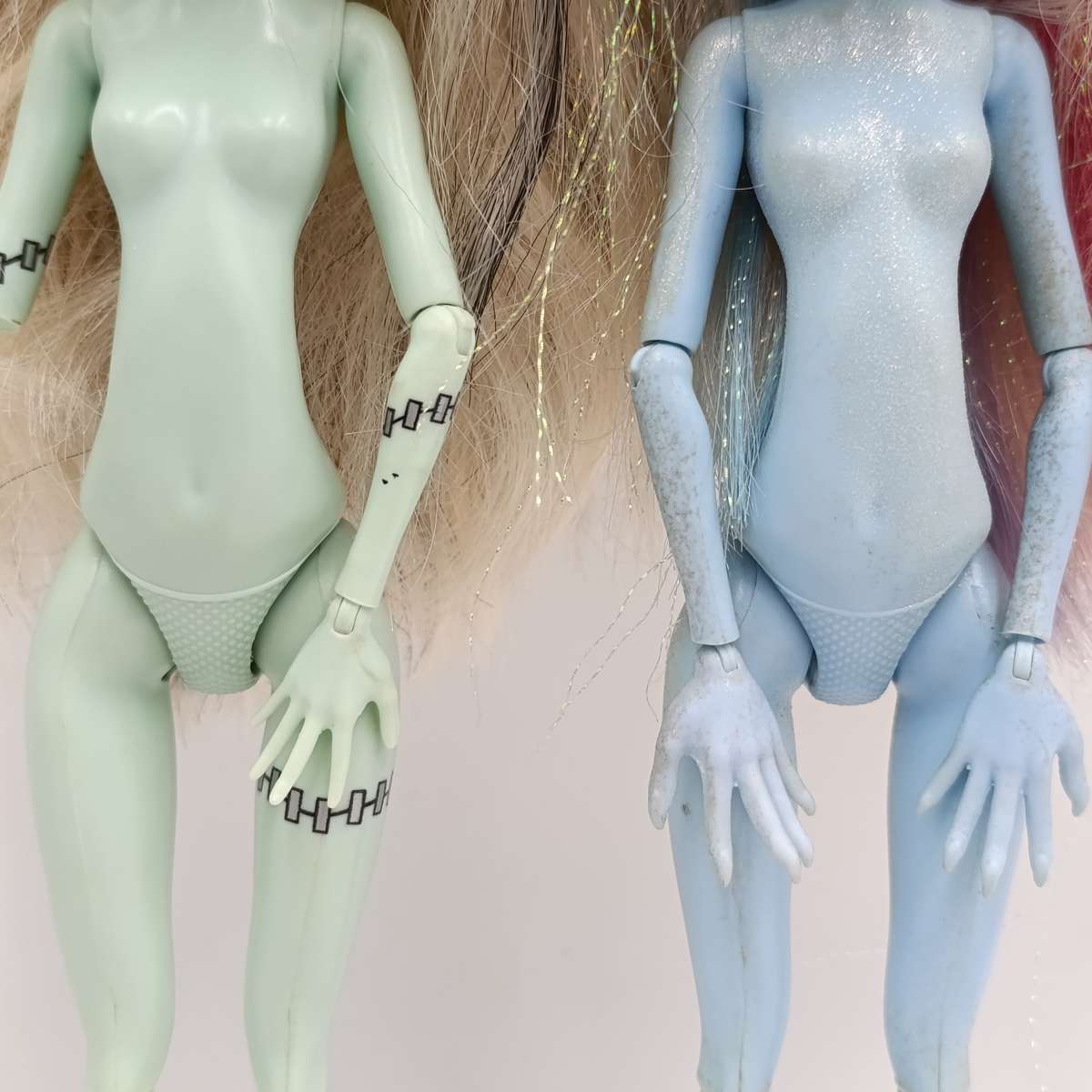 Two Monster High dolls - One doll free (No arm)