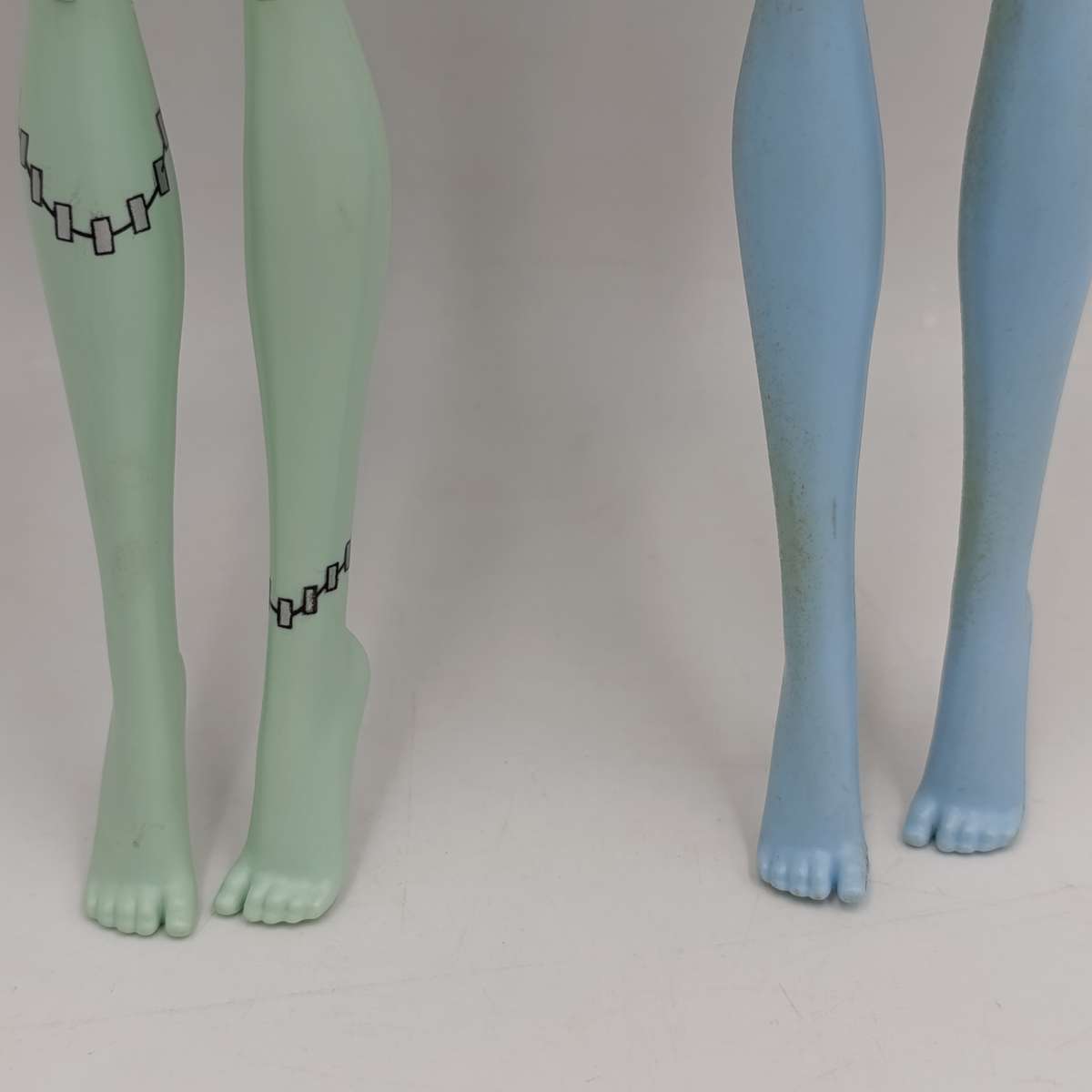 Two Monster High dolls - One doll free (No arm)