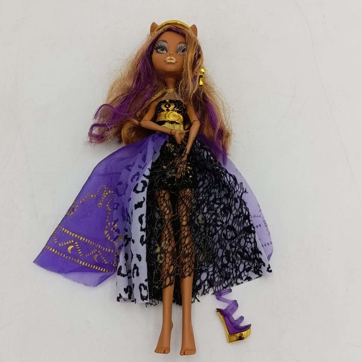 Monster High doll with shoe missing