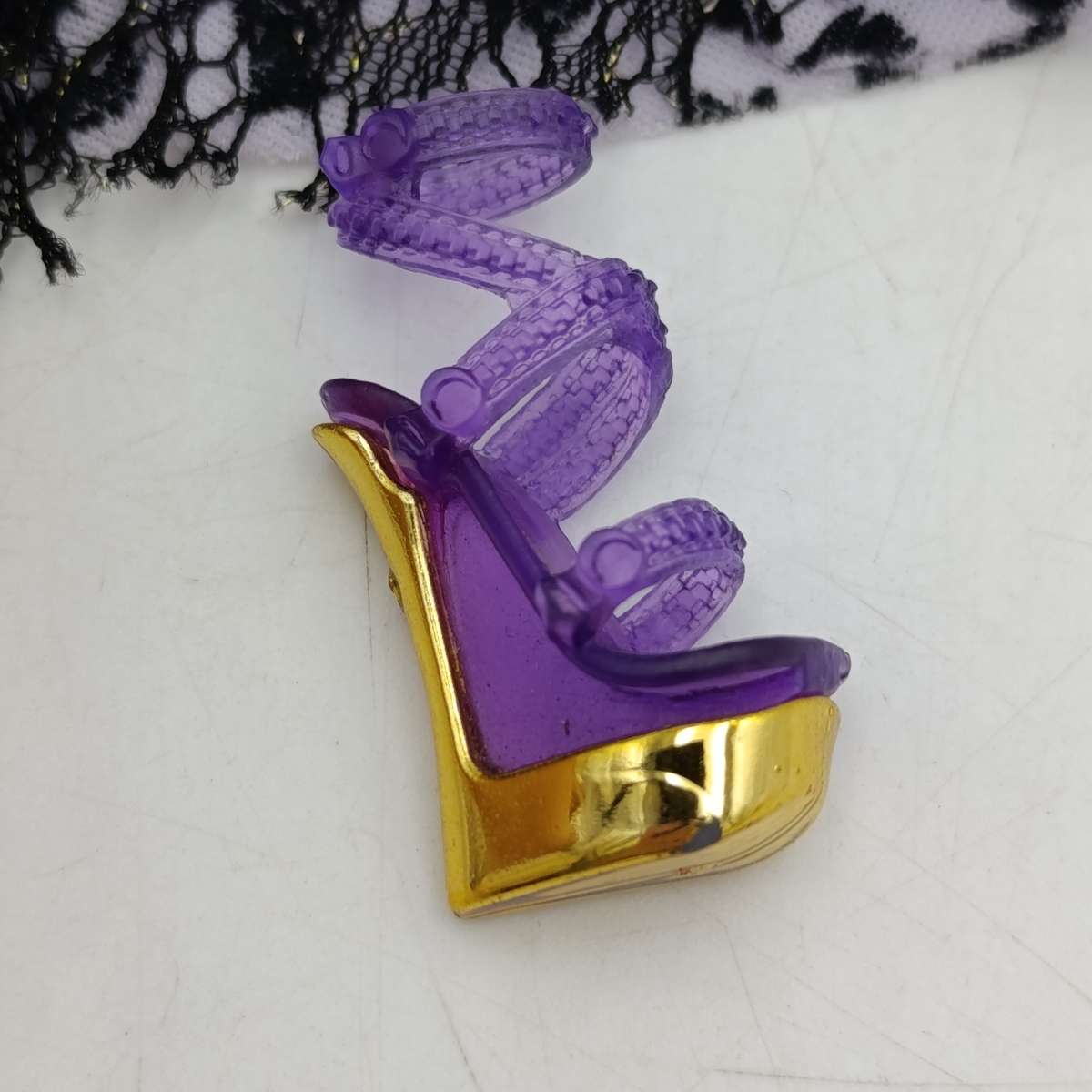 Monster High doll with shoe missing