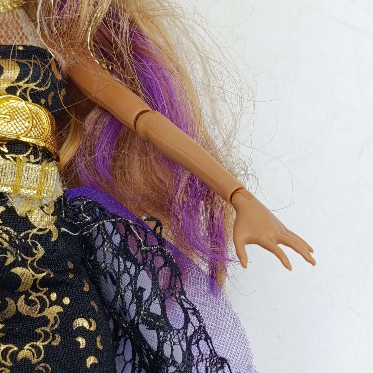 Monster High doll with shoe missing