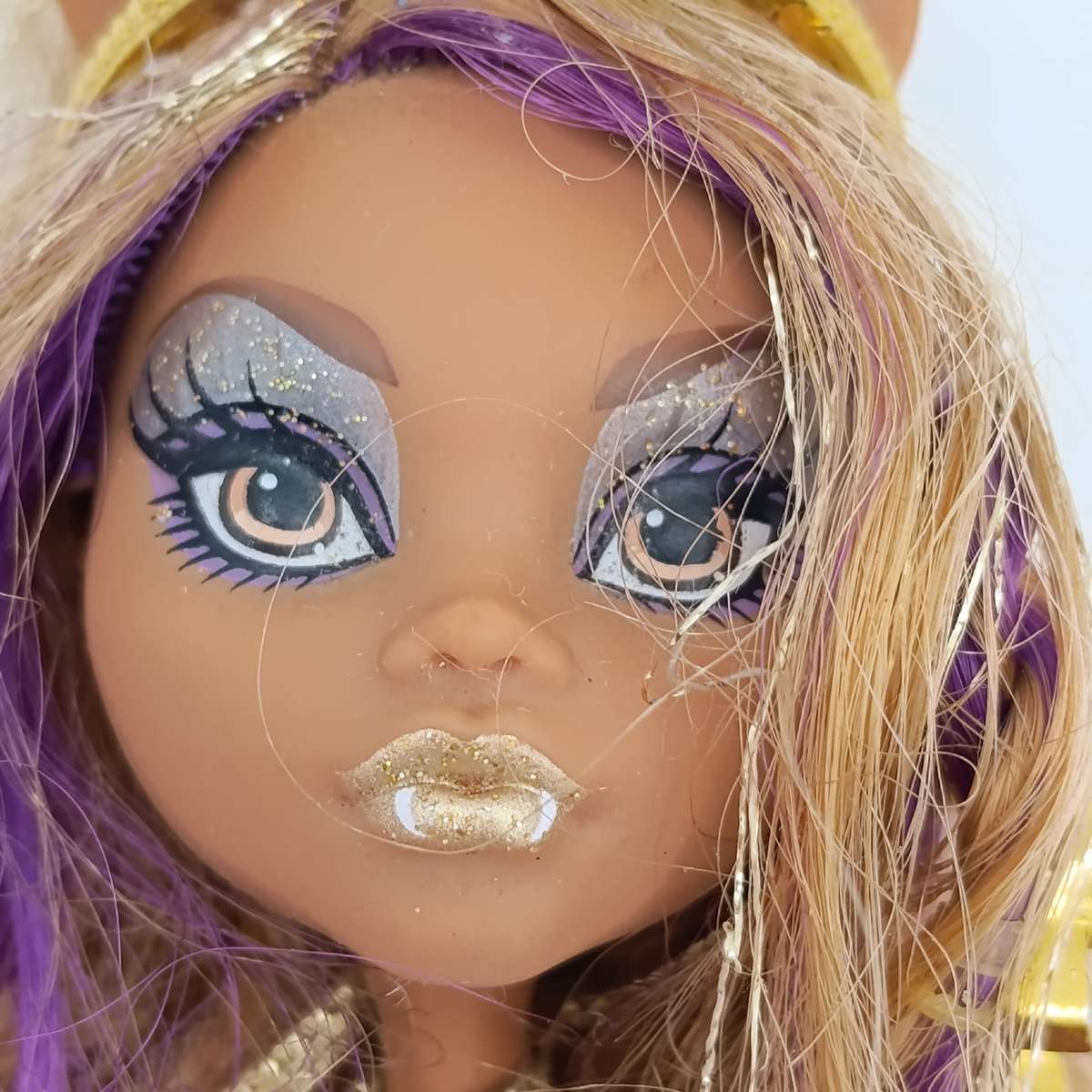 Monster High doll with shoe missing