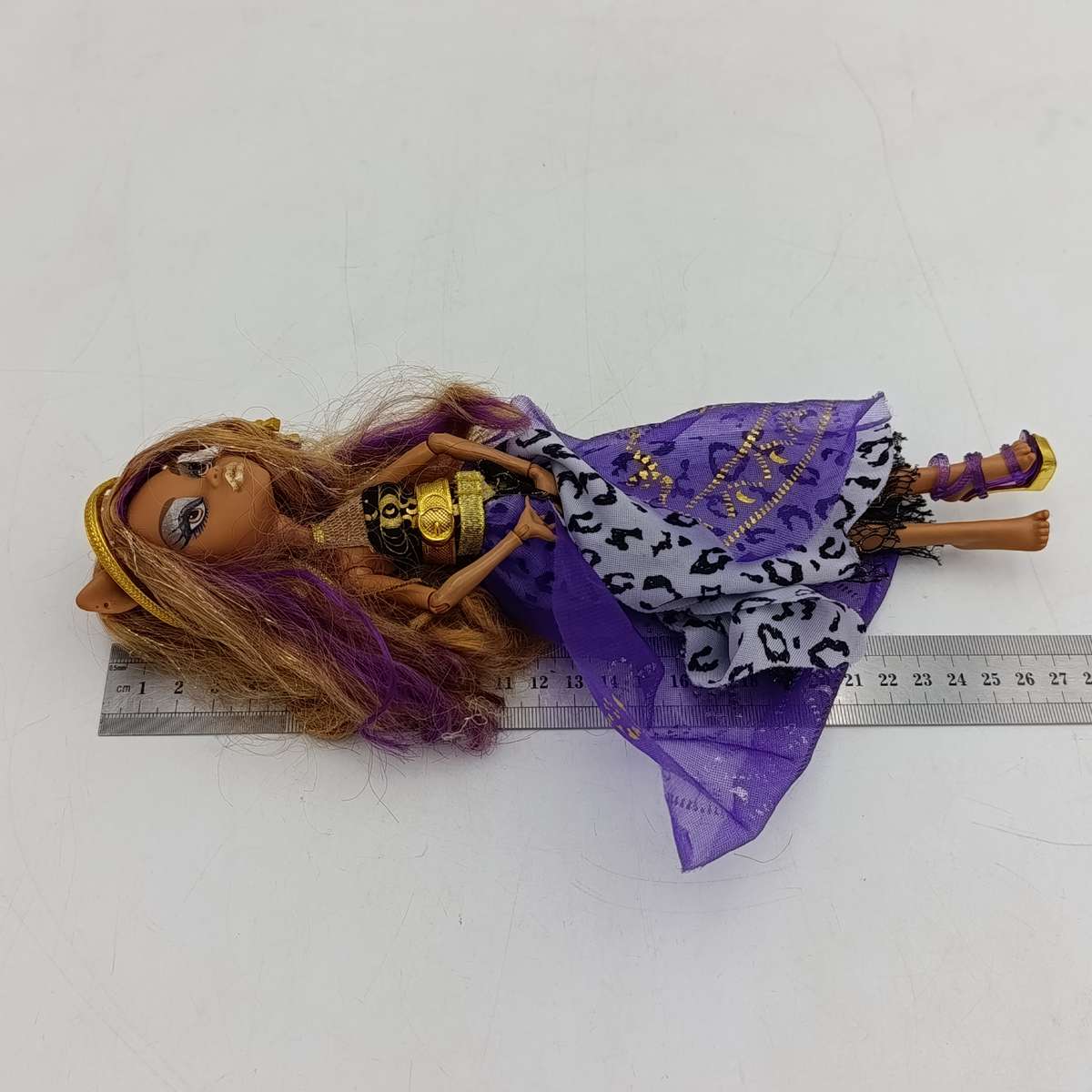 Monster High doll with shoe missing