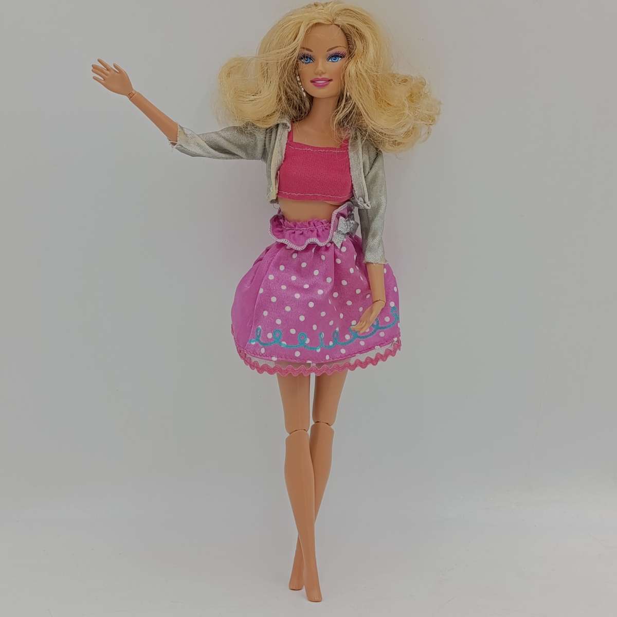 Barbie doll with bending legs and arms - Earrings and outfit included