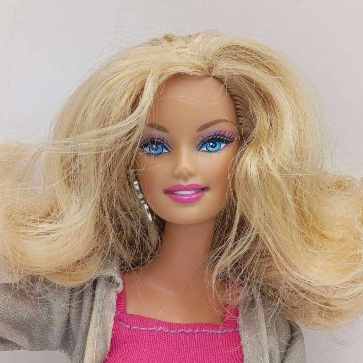 Barbie doll with bending legs and arms - Earrings and outfit included