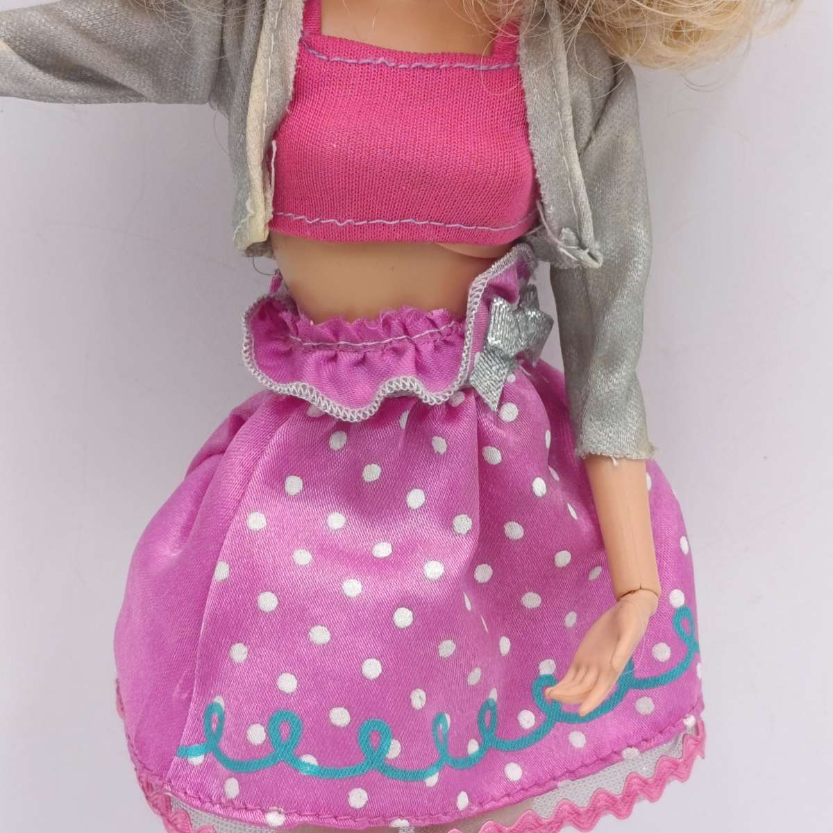 Barbie doll with bending legs and arms - Earrings and outfit included