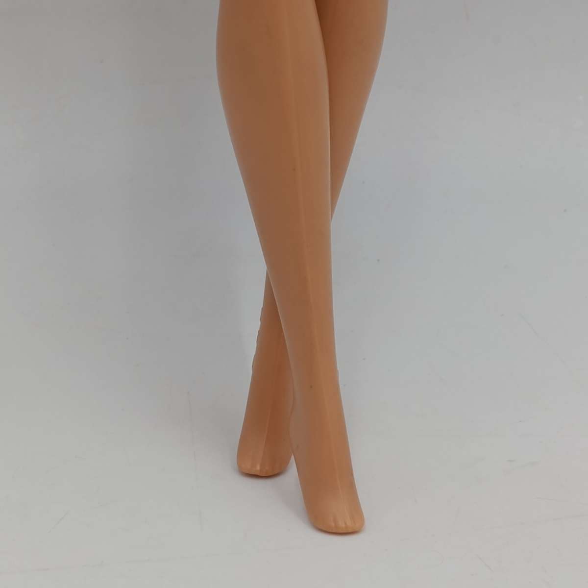Barbie doll with bending legs and arms - Earrings and outfit included