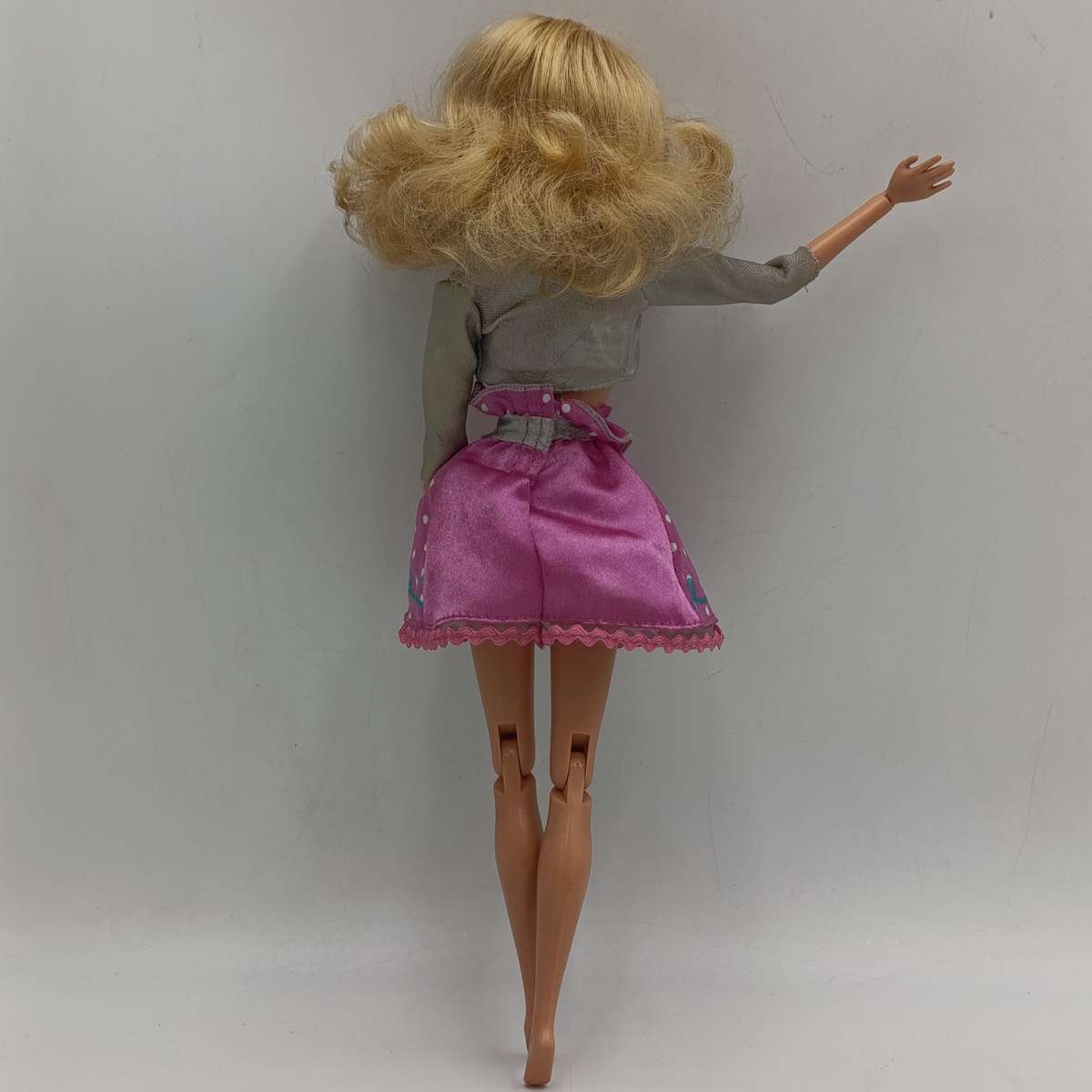 Barbie doll with bending legs and arms - Earrings and outfit included