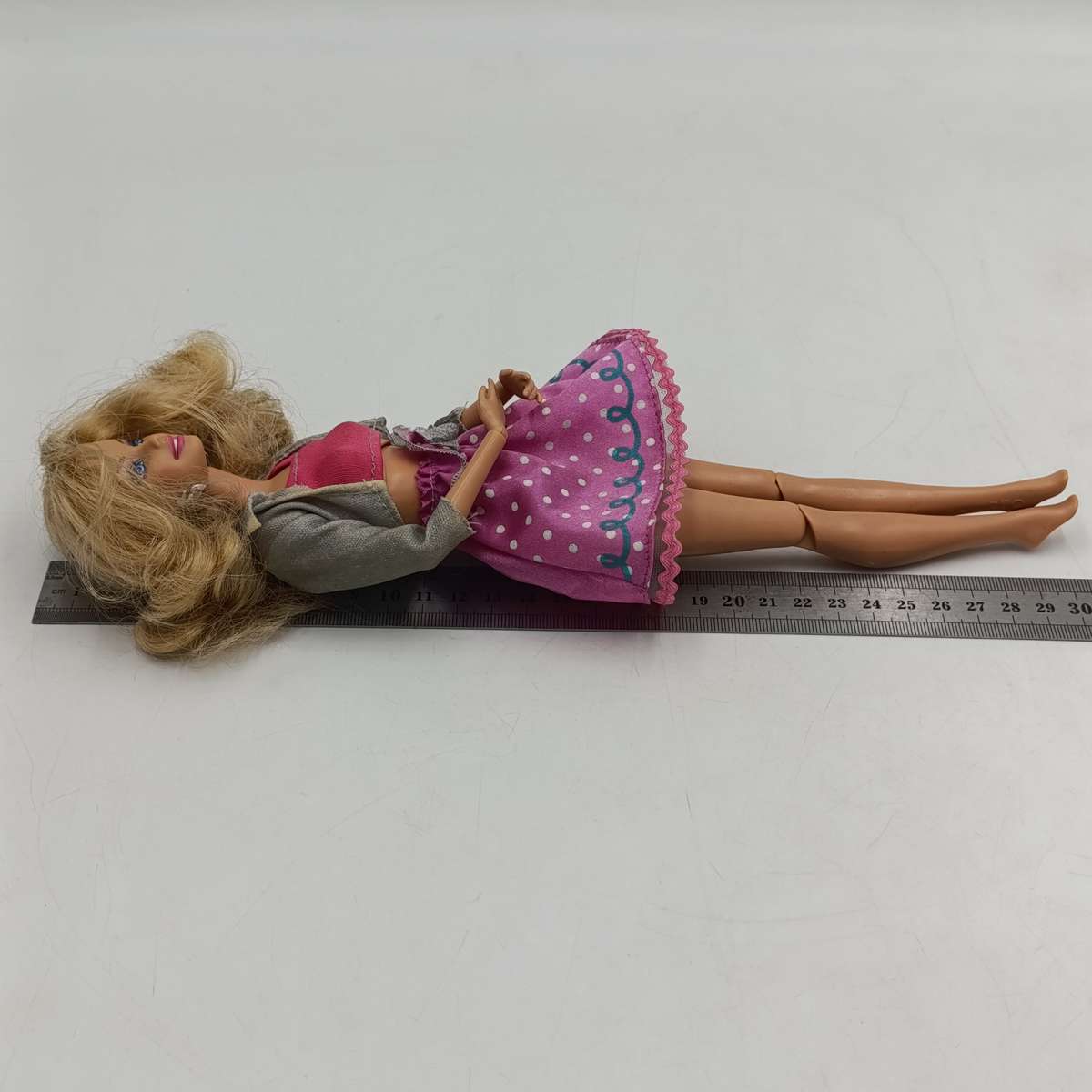 Barbie doll with bending legs and arms - Earrings and outfit included