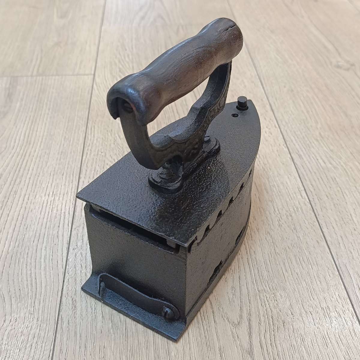 Antique Cast iron Sad iron - hinge broken