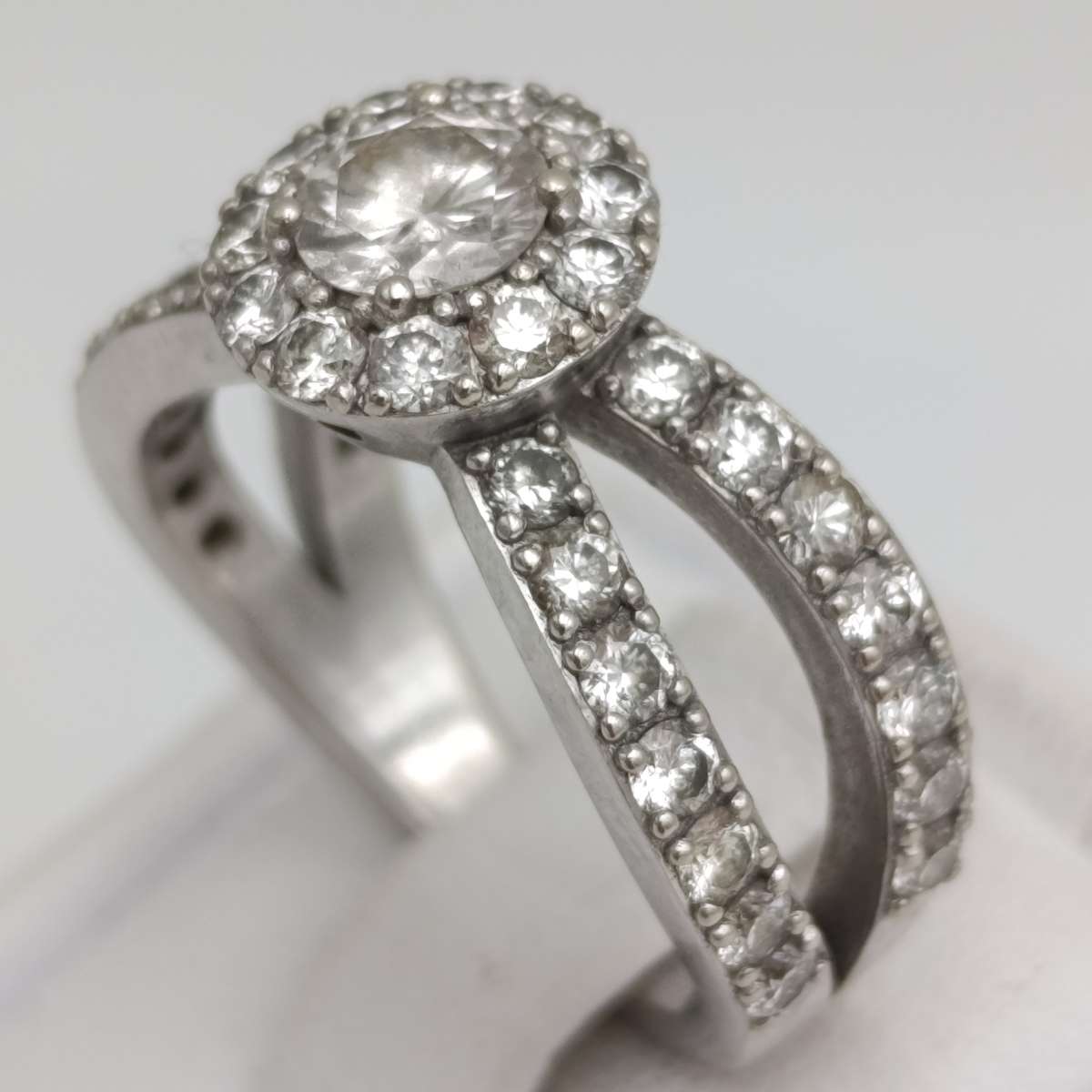 9kt White Gold diamond ring with 0,52ct diamond surrounded by 40 small diamonds - weighs 5.8g