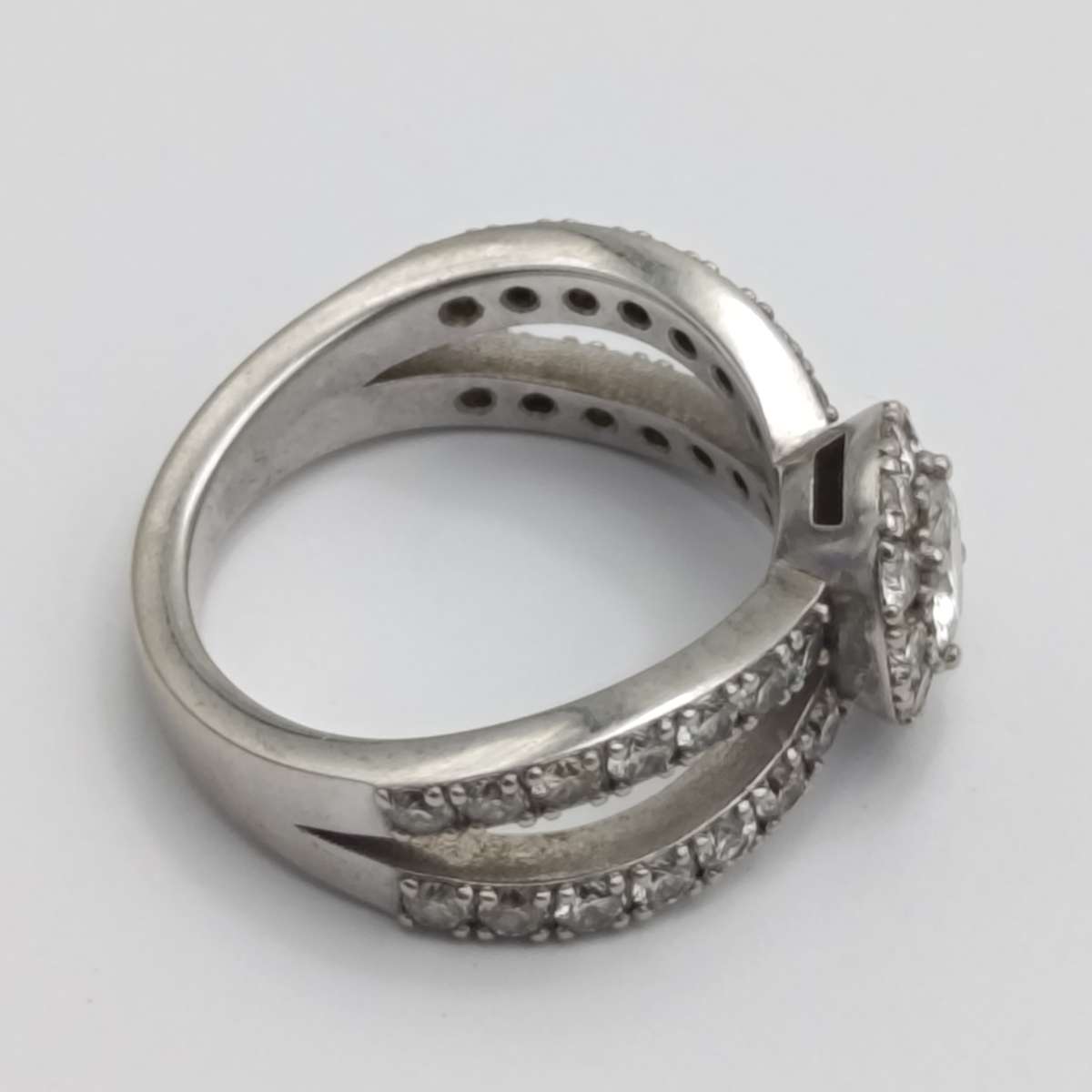 9kt White Gold diamond ring with 0,52ct diamond surrounded by 40 small diamonds - weighs 5.8g