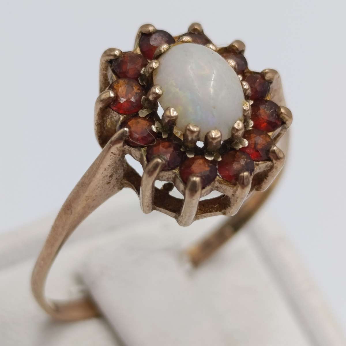 Antique 9kt Gold ring with opal surrounded by Garnets - weighs 2.4g