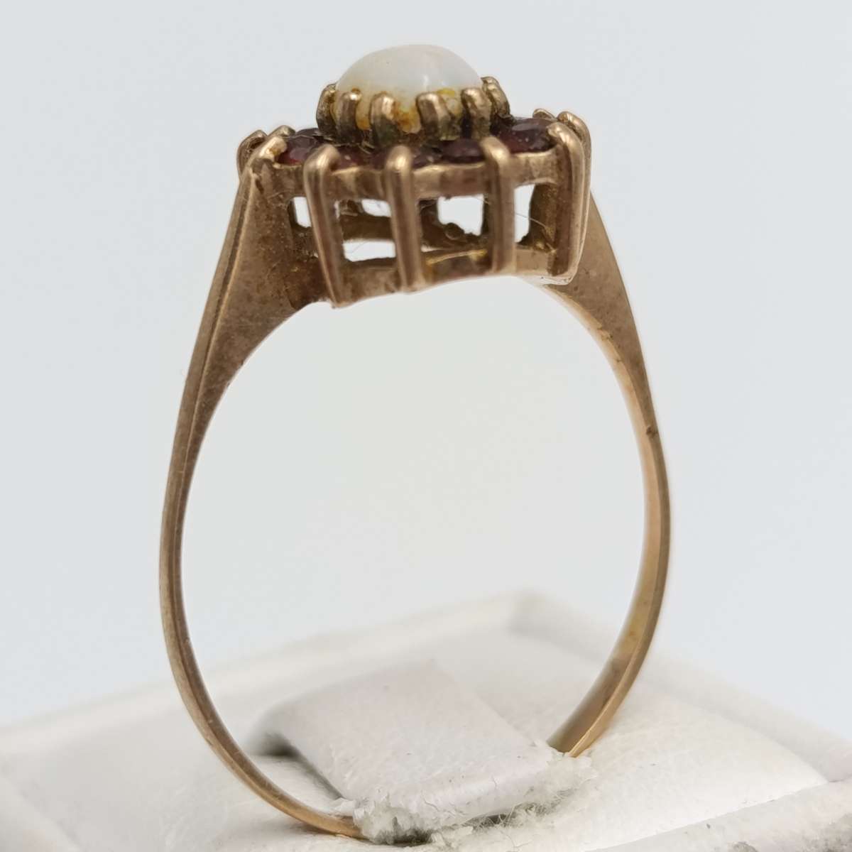 Antique 9kt Gold ring with opal surrounded by Garnets - weighs 2.4g