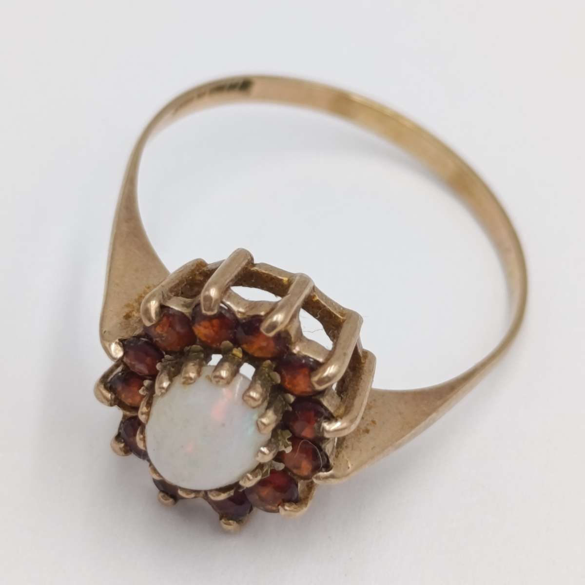 Antique 9kt Gold ring with opal surrounded by Garnets - weighs 2.4g