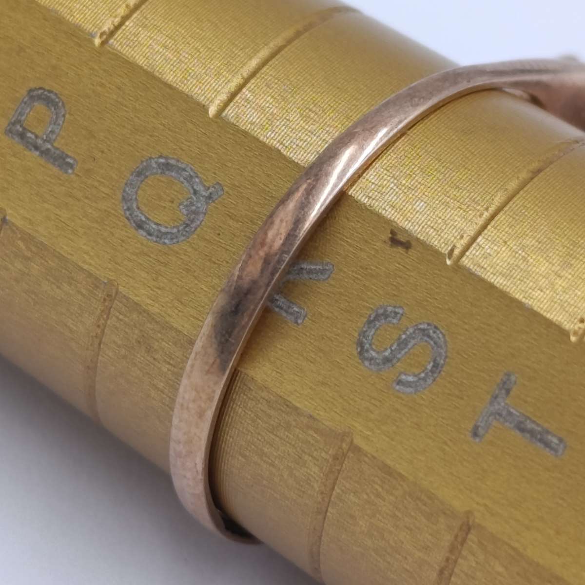 Antique 9kt Gold ring with opal surrounded by Garnets - weighs 2.4g