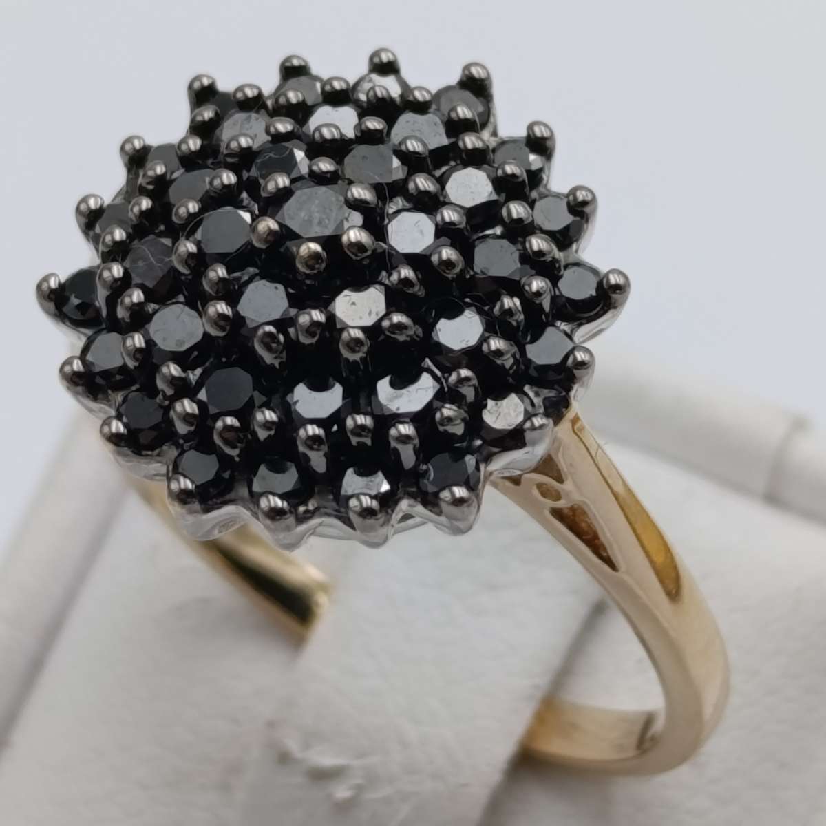 9kt gold ring with 87 black diamonds - weight 4,5g
