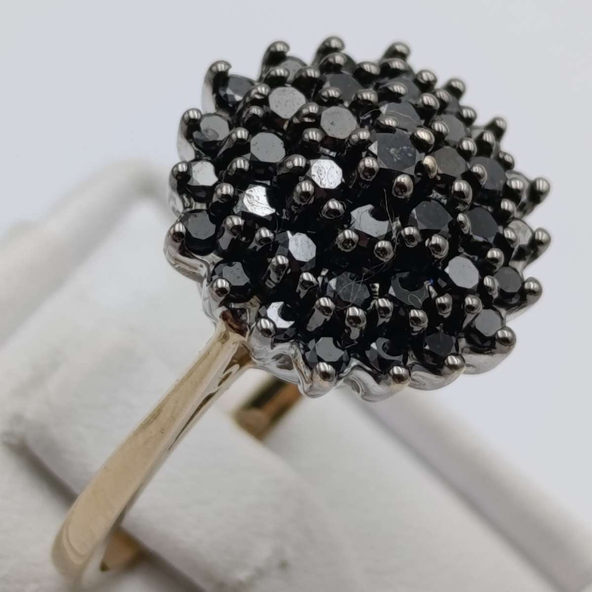 9kt gold ring with 87 black diamonds - weight 4,5g