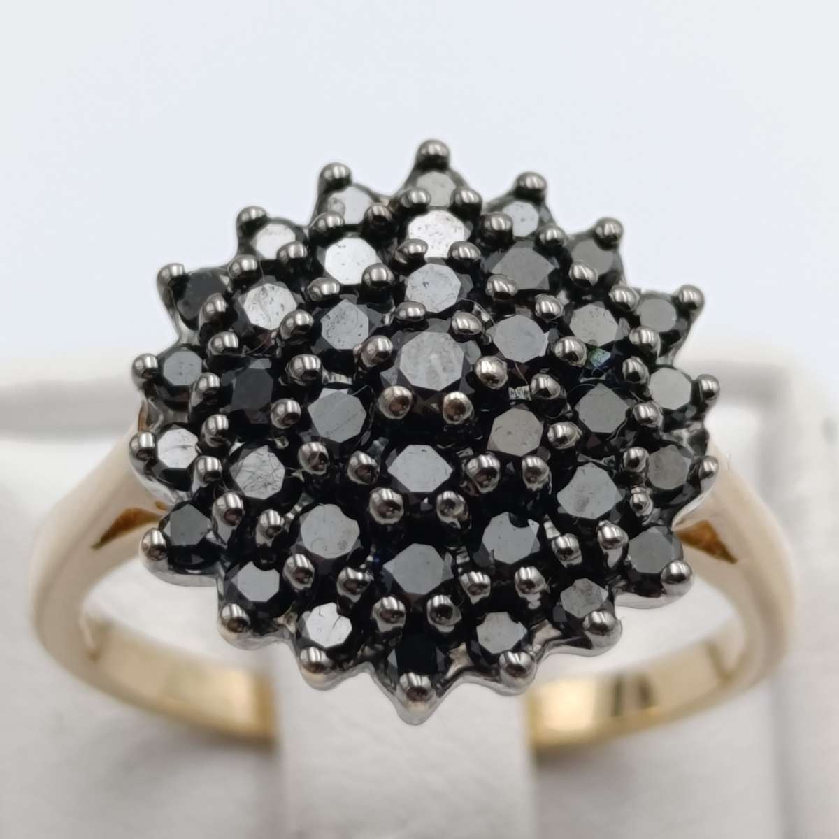 9kt gold ring with 87 black diamonds - weight 4,5g