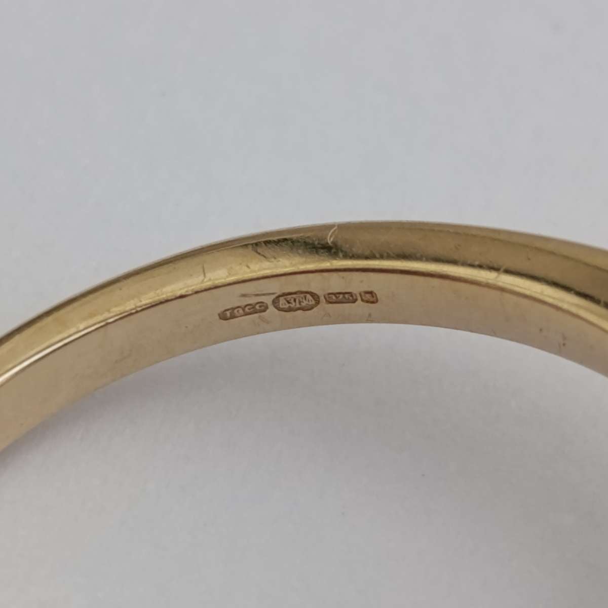 9kt gold ring with 87 black diamonds - weight 4,5g