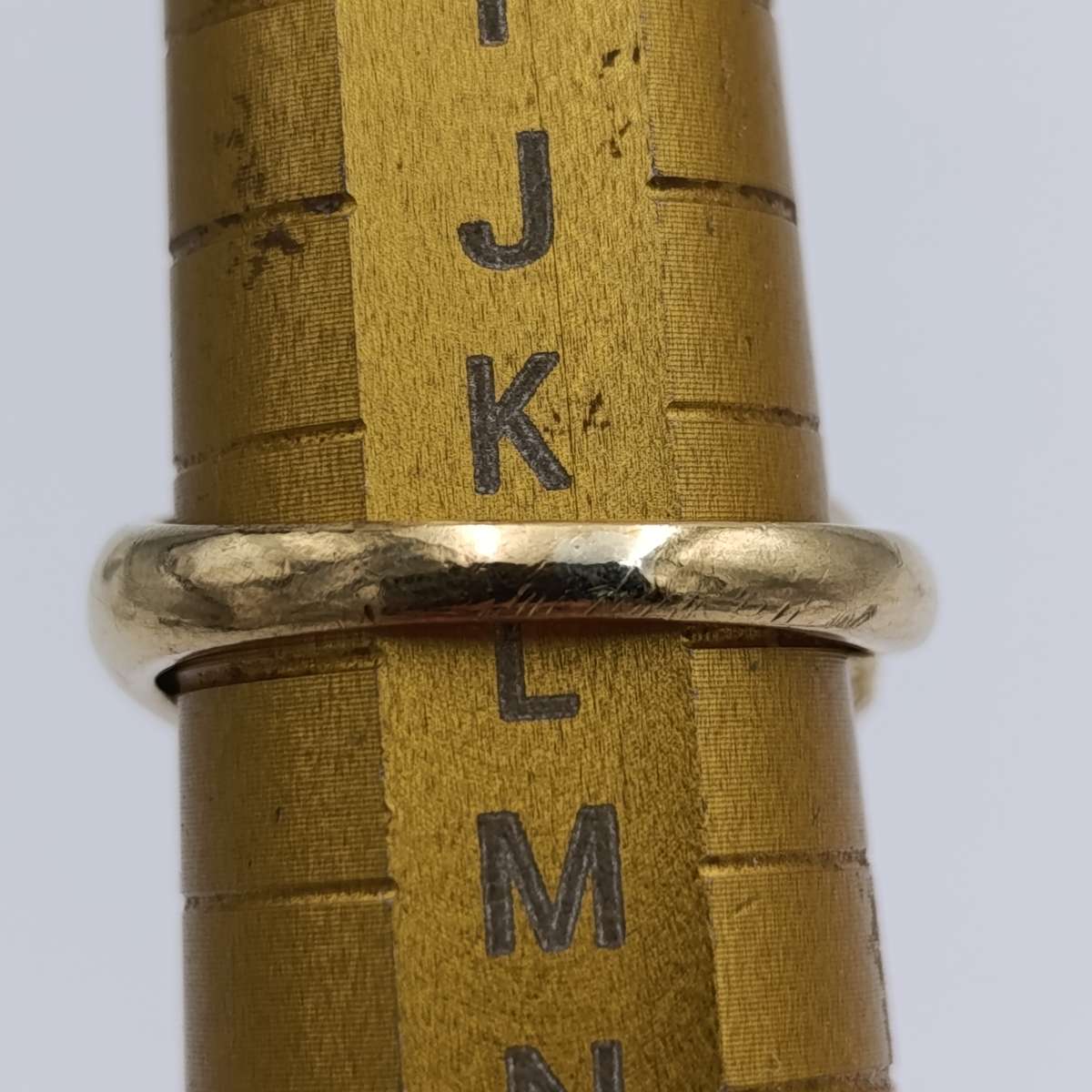 9kt gold predator with a multitude of small diamonds - weight 5.8g