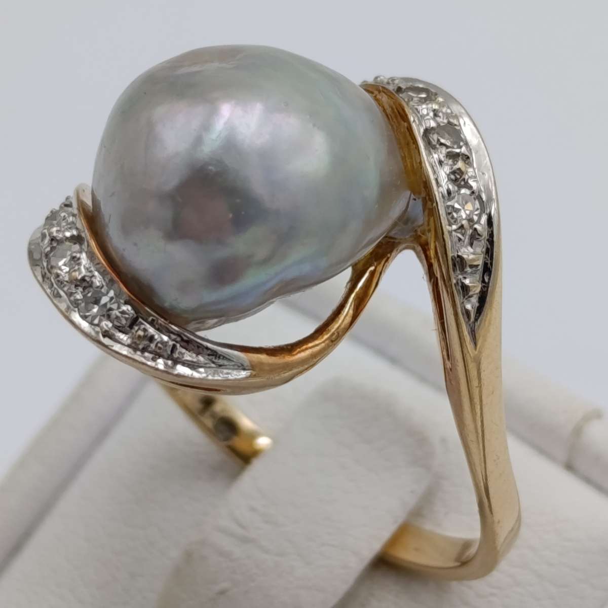 14kt gold ring with 6 diamonds and free form pearl - weight 4,3g