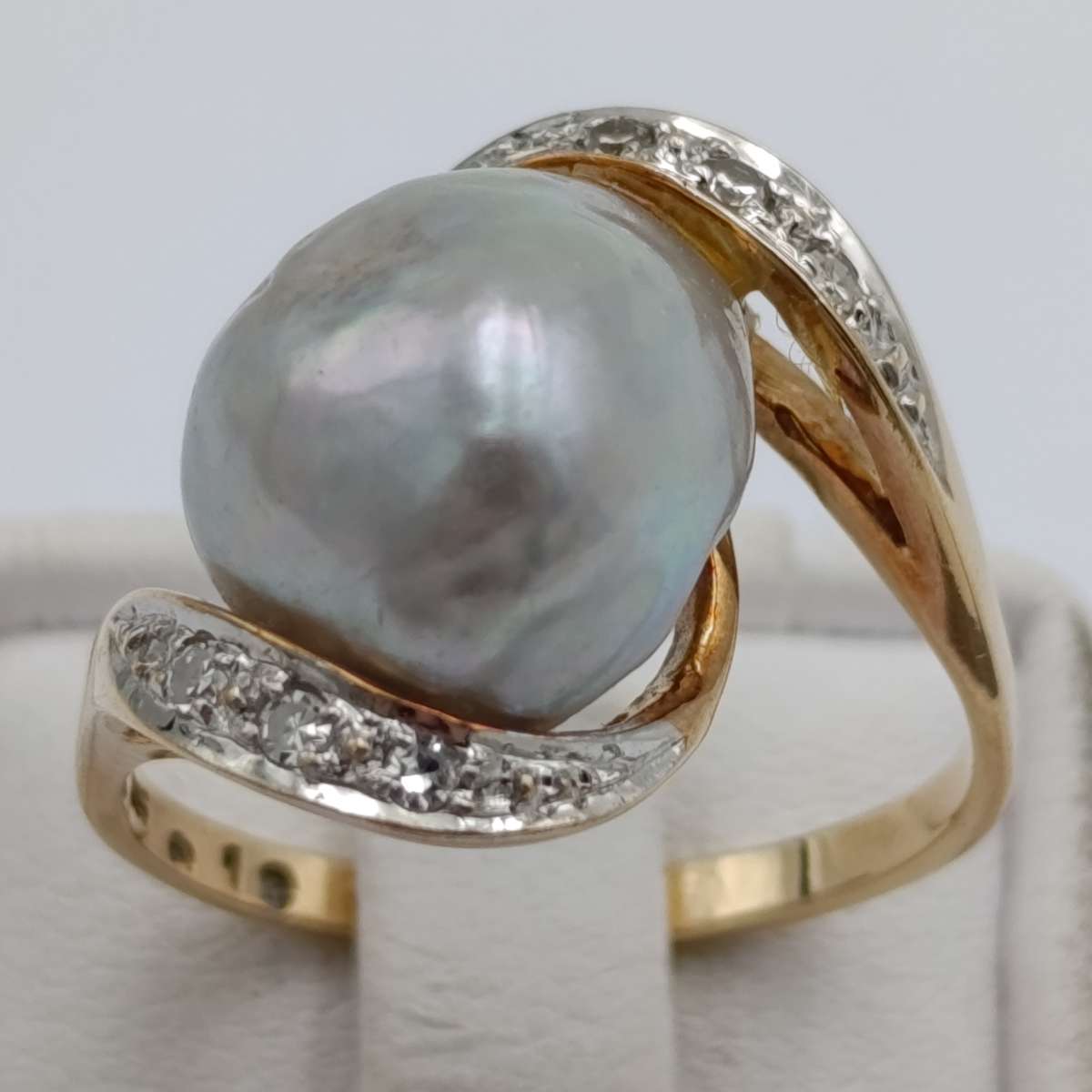 14kt gold ring with 6 diamonds and free form pearl - weight 4,3g