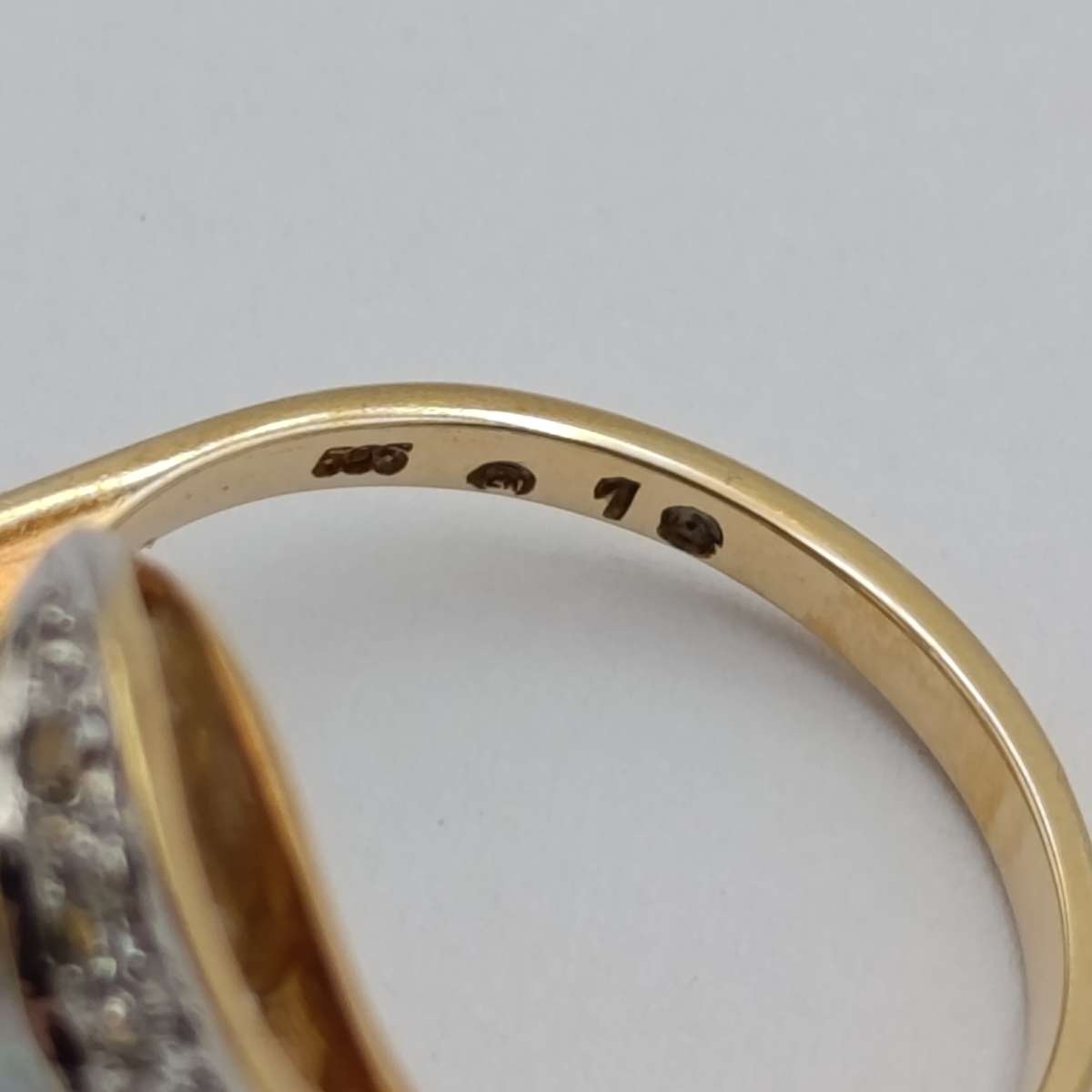 14kt gold ring with 6 diamonds and free form pearl - weight 4,3g