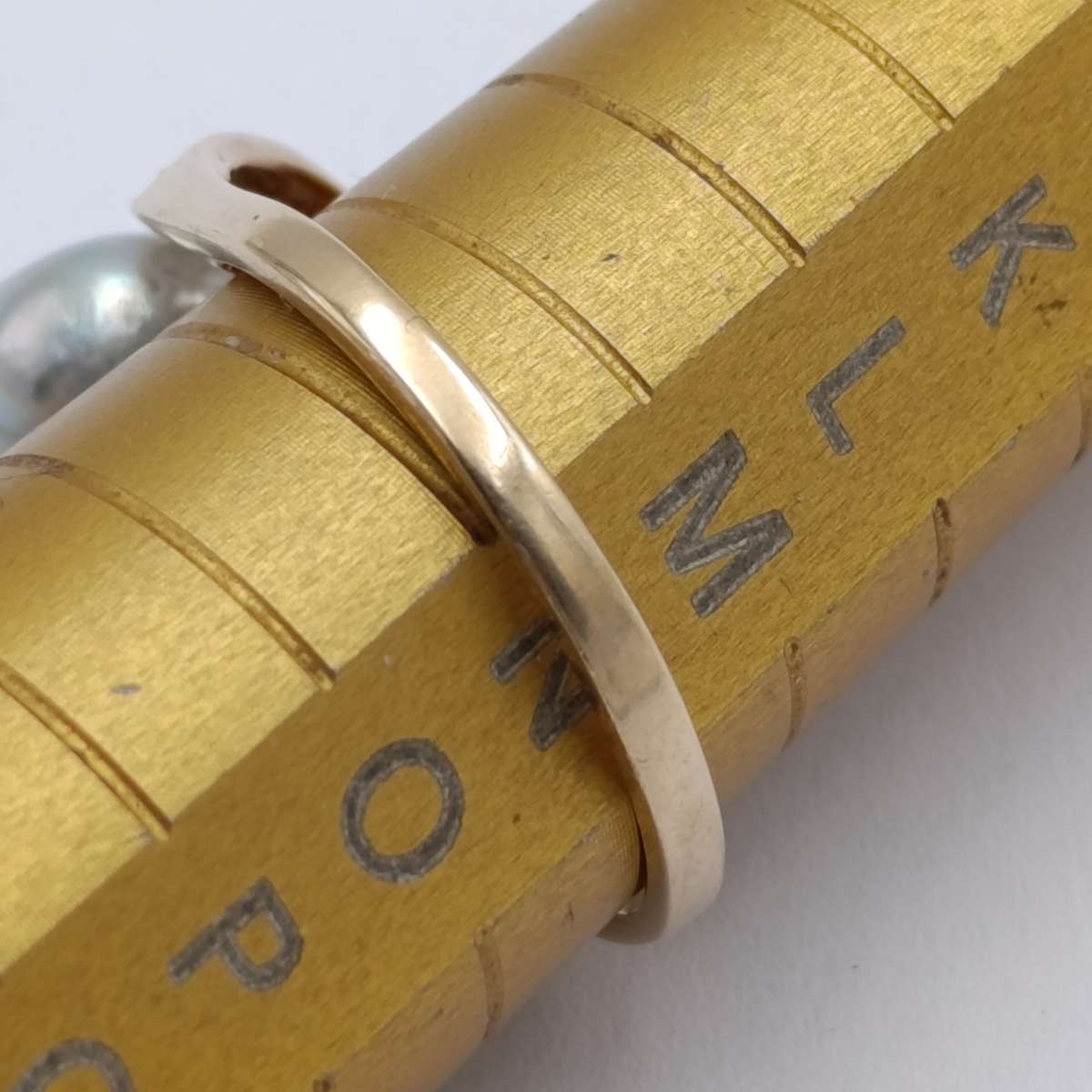 14kt gold ring with 6 diamonds and free form pearl - weight 4,3g