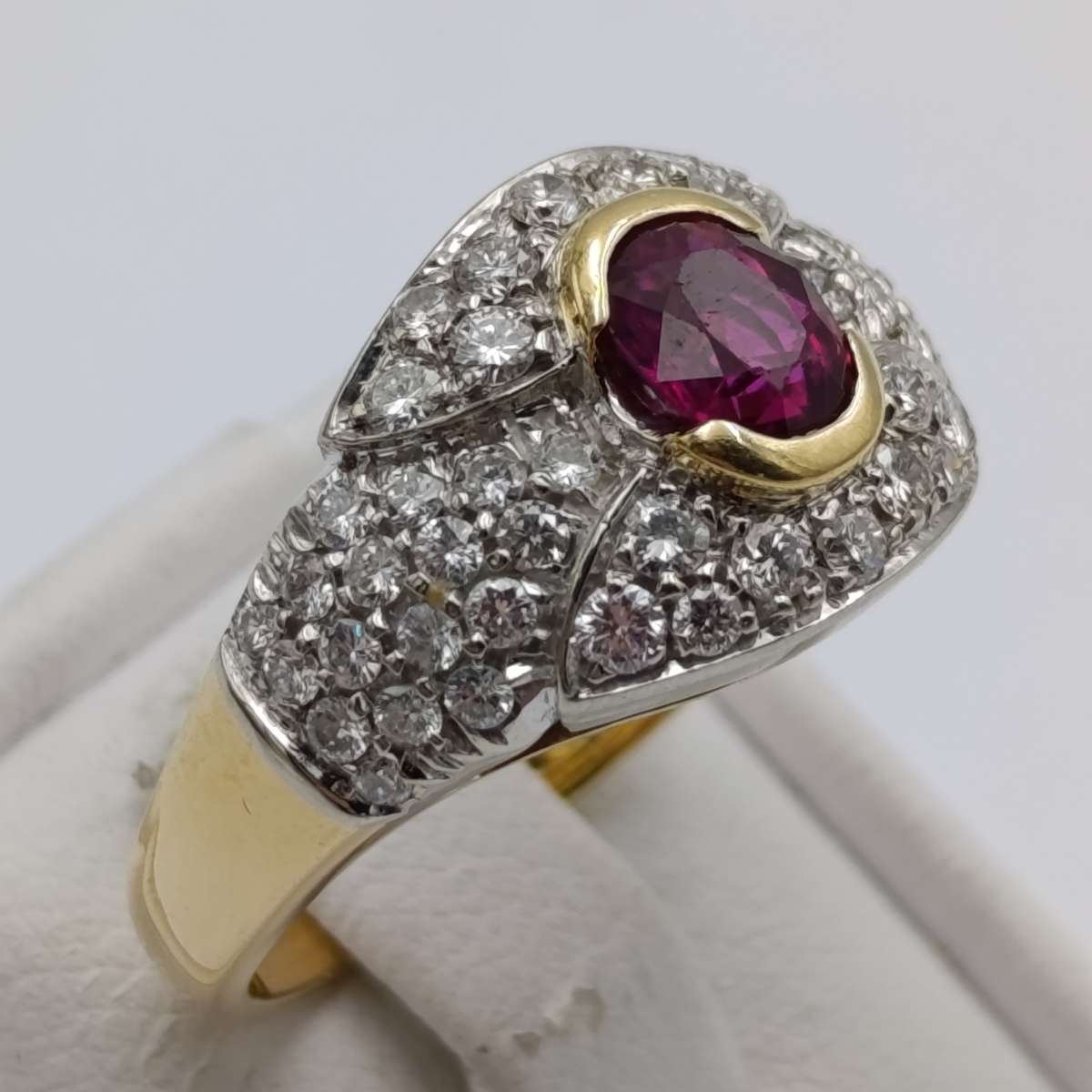 18kt gold ring with ruby of about 0,85ct and 52 beautiful diamonds - weight 8,9g
