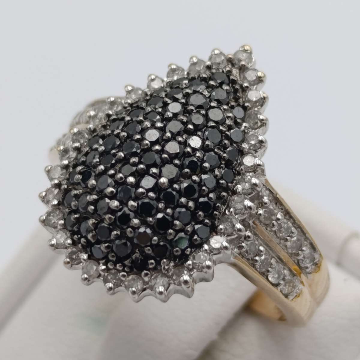9kt gold ring with 46 white diamonds and 62 black diamonds - weight 4,2g size P