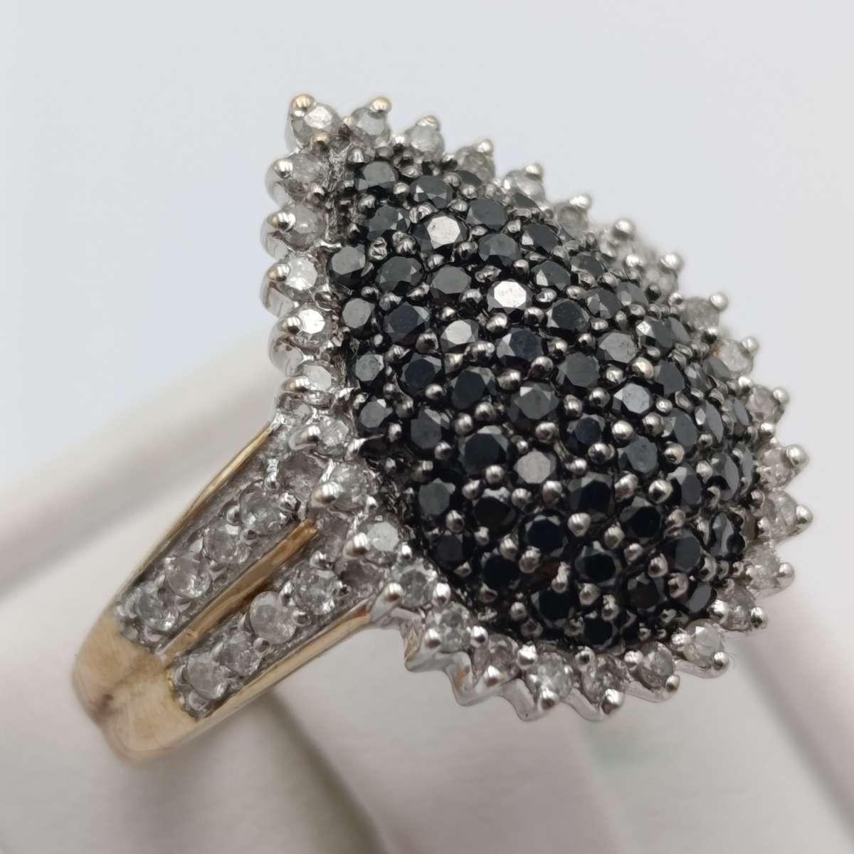 9kt gold ring with 46 white diamonds and 62 black diamonds - weight 4,2g size P