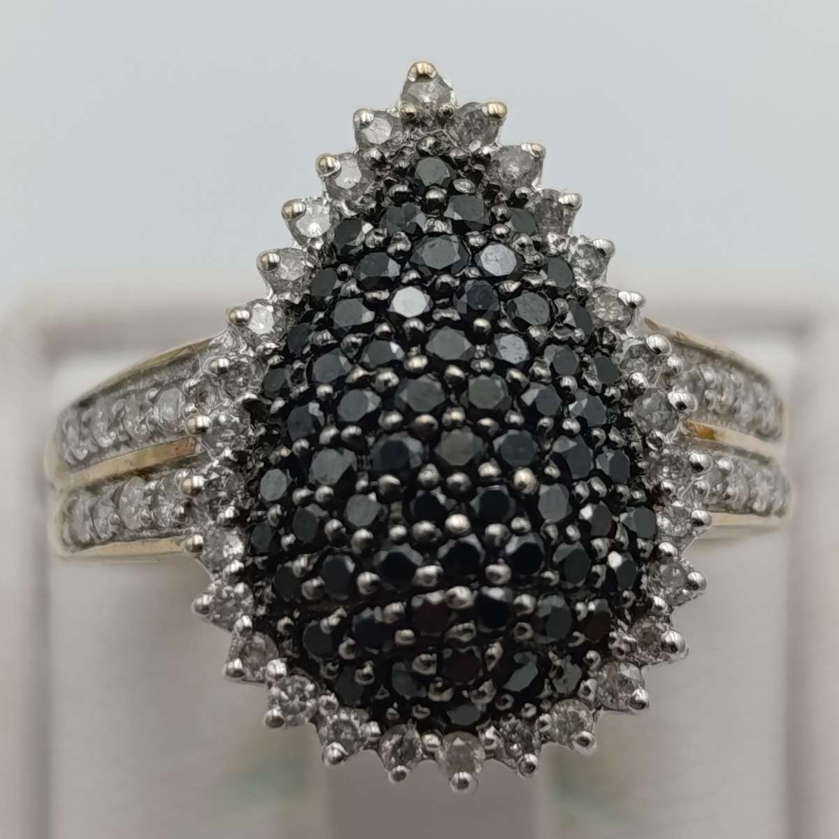 9kt gold ring with 46 white diamonds and 62 black diamonds - weight 4,2g size P